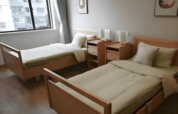 演硬汉成名却情路坎坷，8年不敢谈恋爱，遇小10岁的她成宠妻狂魔